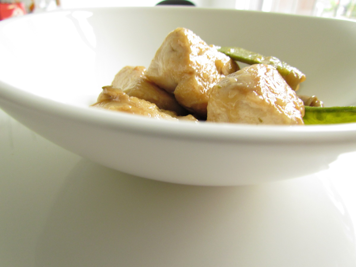 Chinese stir-fry chicken with snow peas and mushrooms | Savormania