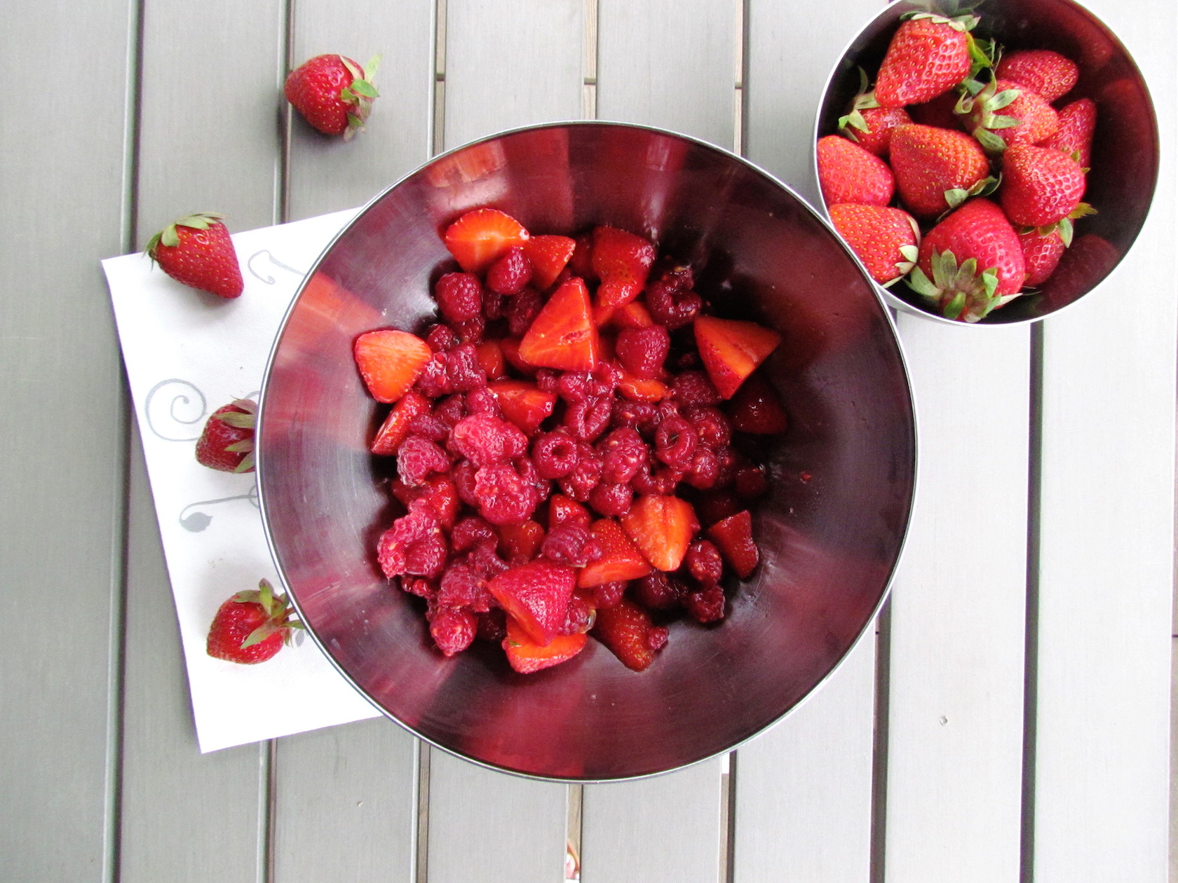 red berry fruit salad with passion fruit dressing | www.savormania.com