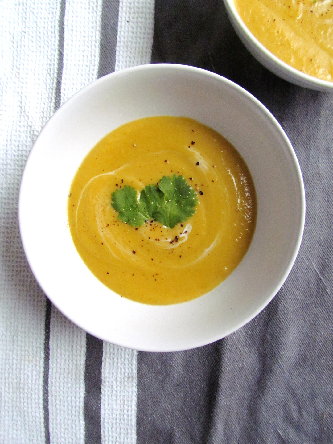 spiced orange cauliflower soup | www.savormania.com