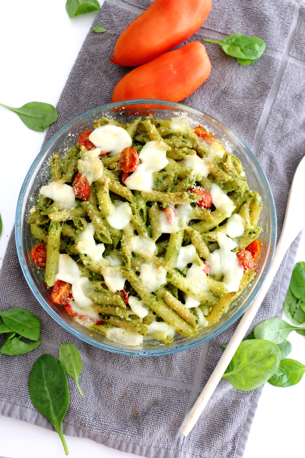 spinach pesto and mozzarella pasta bake | www.savormania.com