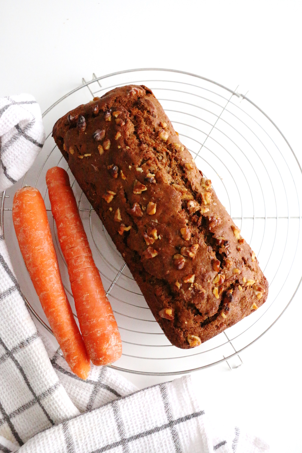 healthy carrot walnut bread | www.savormania.com
