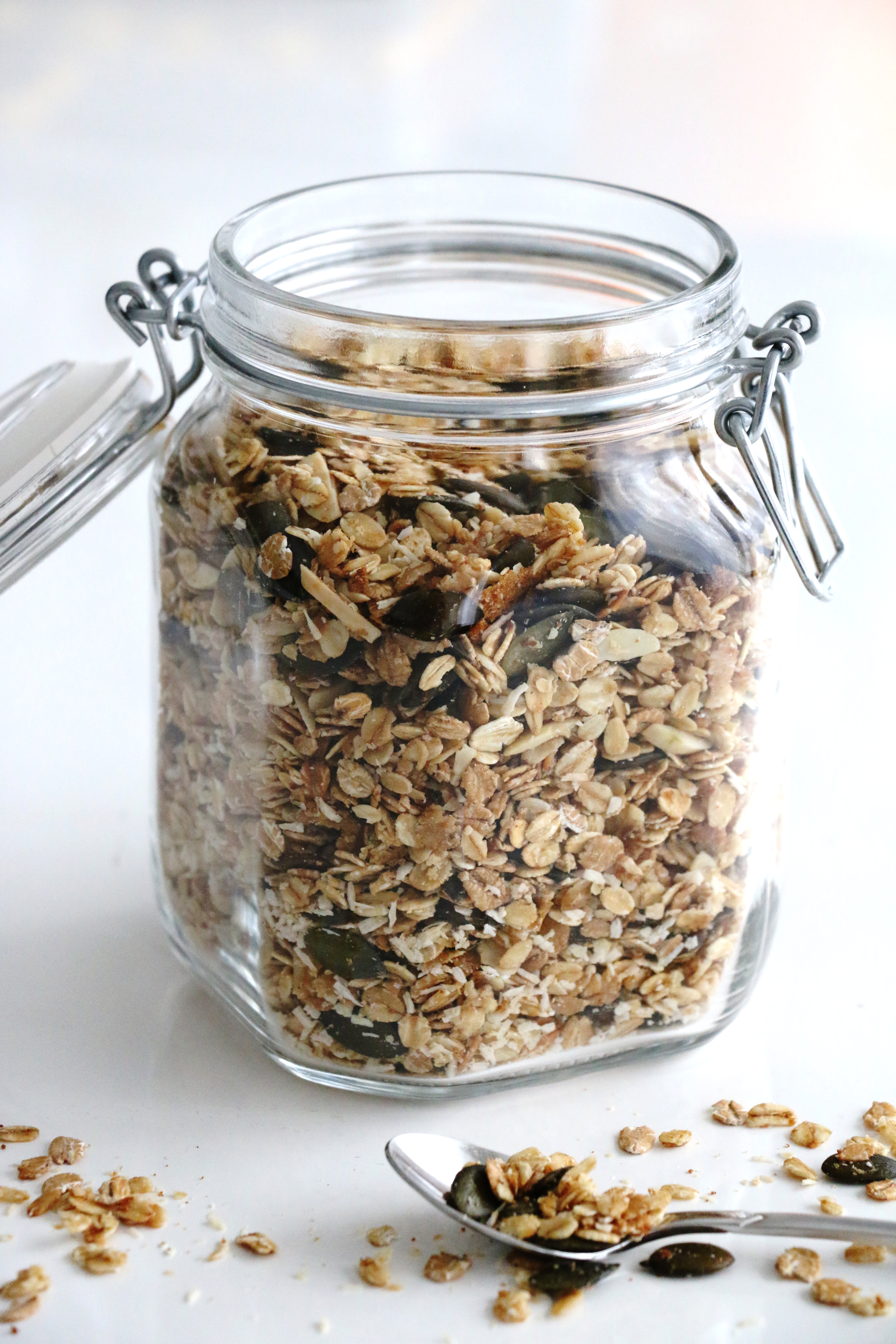 quick coconut granola | www.savormania.com